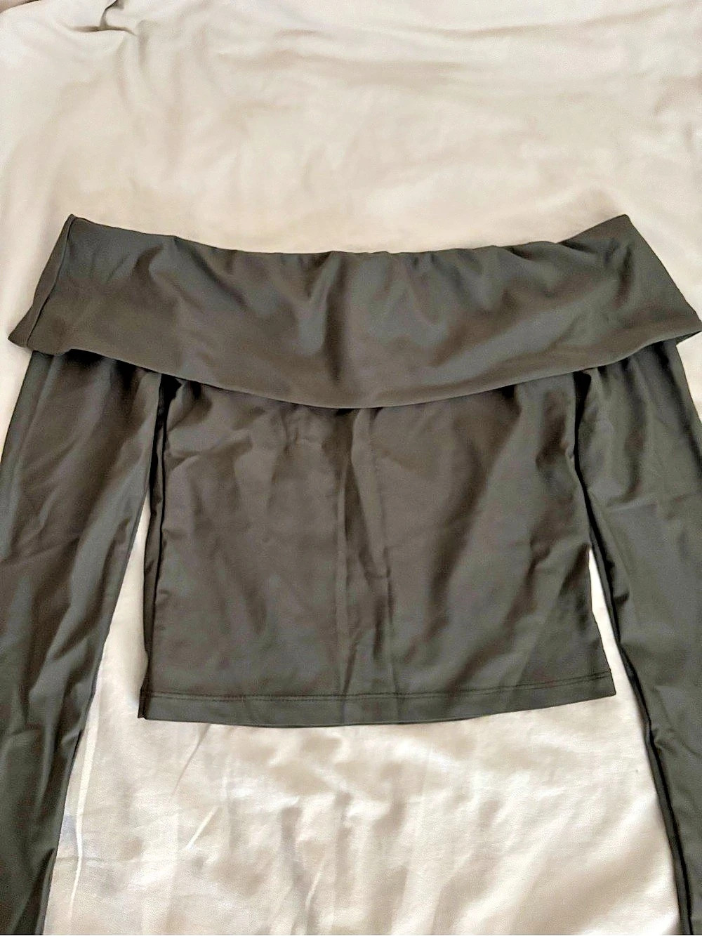 Edikted Off-Shoulder Top in army green Size Small